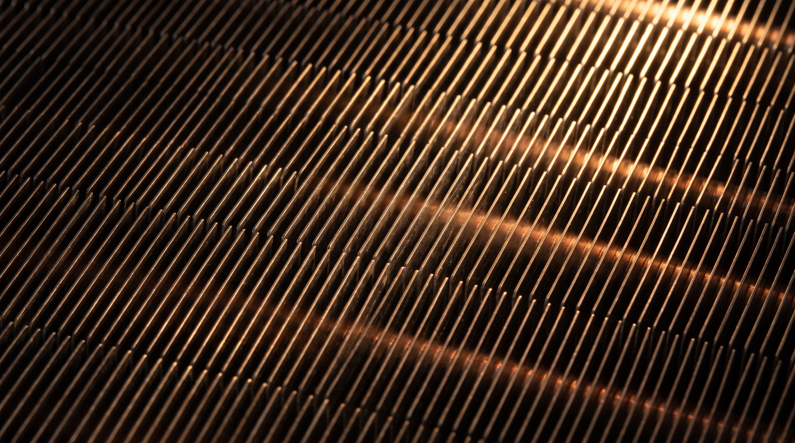 Ailettes aluminium d'un échangeur fabriqué à l'atelier, en lumière rasante